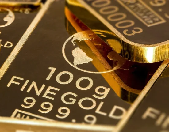 Gold Shows Classic Head and Shoulders Before Possible Drop — Analysis